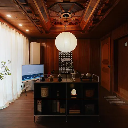 The Texture - Private Entire Floor, 3Br 5 Beds, Sleeps 8 - Seongsu, 3-Min Walk To Line 2 - K-Heritage Meets Trendy Seongsu - Free Luggage Storage